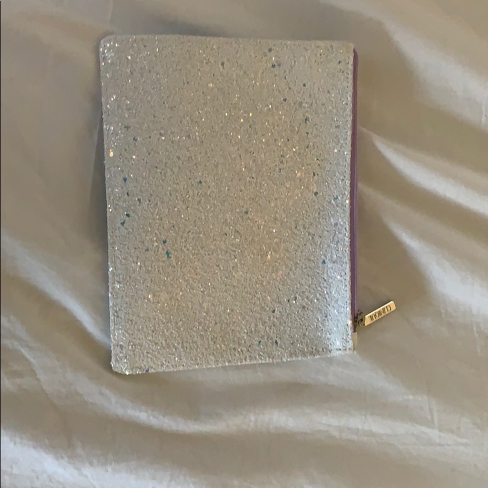 I’m selling a makeup bag